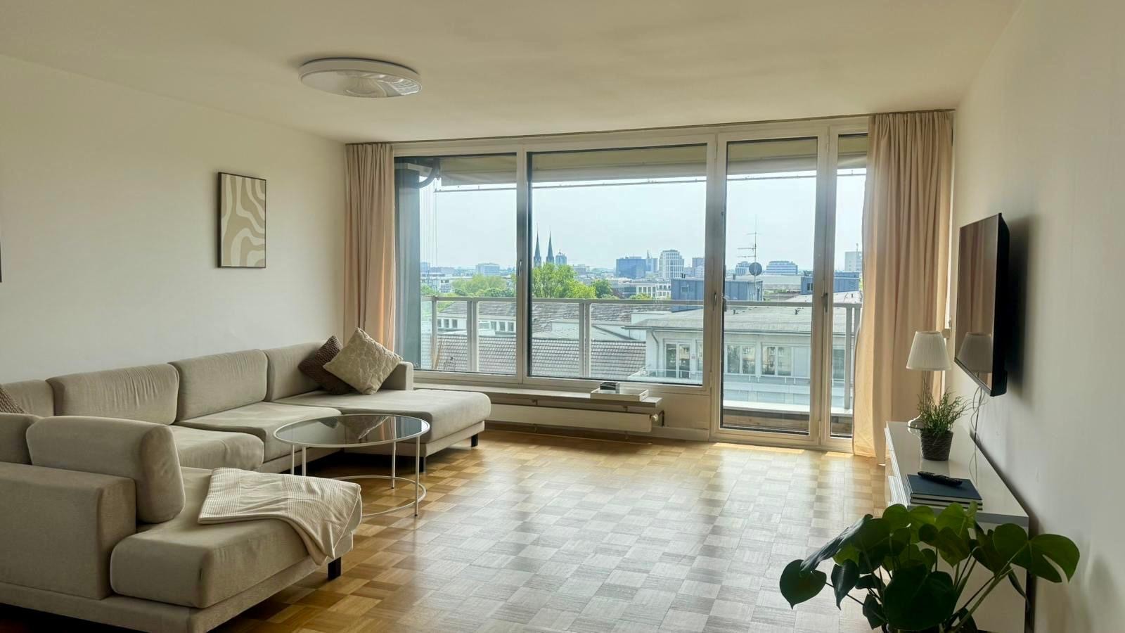 KAISERLOFT – Wohnzimmer mit Skyline-Blick